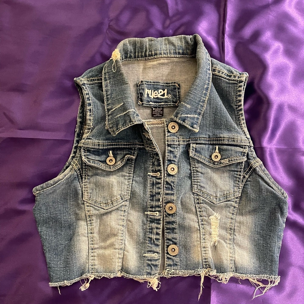 Distressed Sleeveless Cropped Jean Jacket